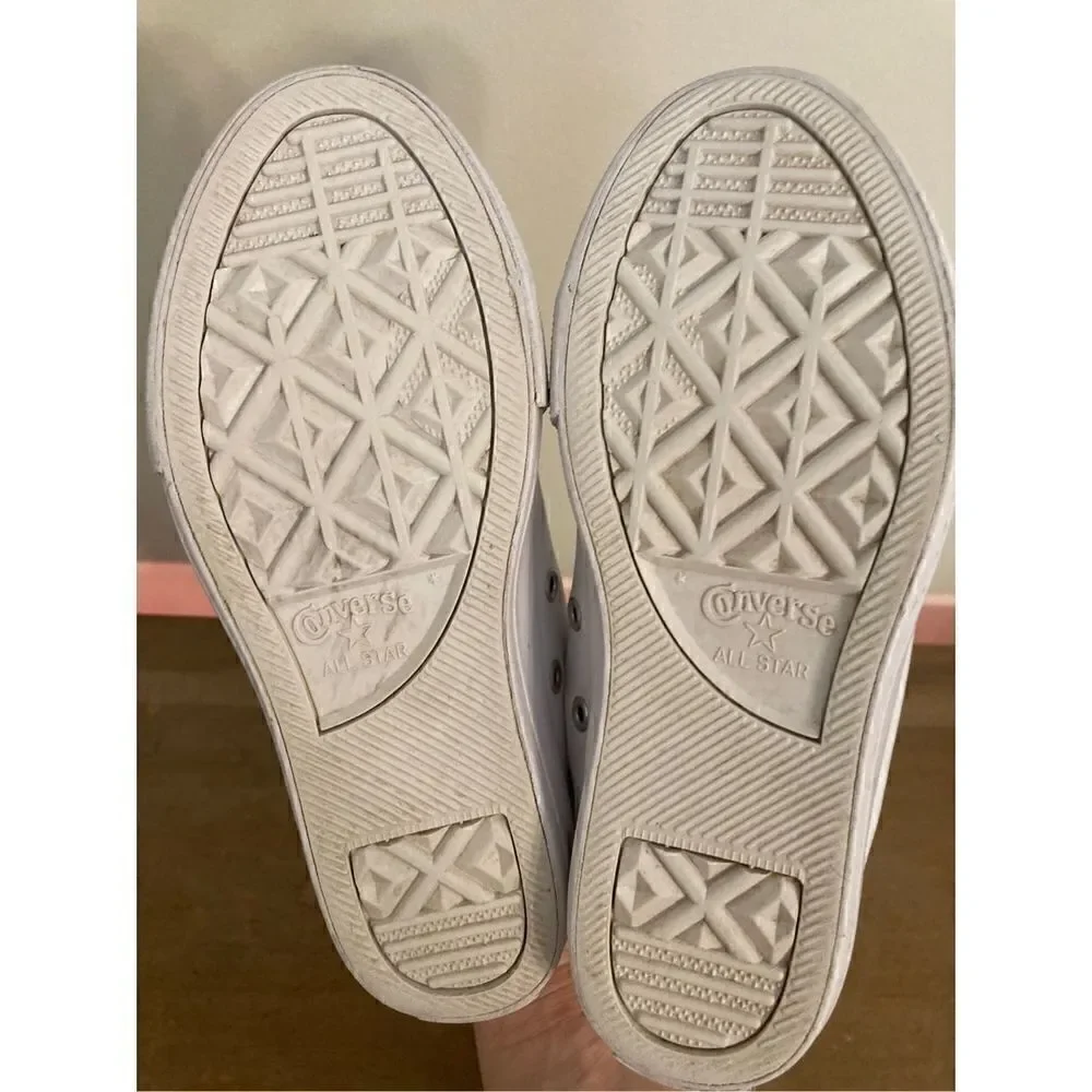Converse youth size 1 Chuck Taylor all star sneakers white girls boys junior